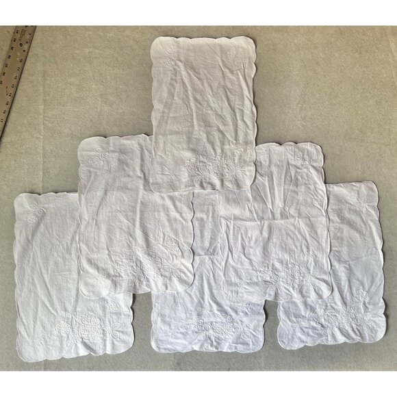 Embroidered Floral Placemats Napkins 17" X 12" White Scalloped Edges Set of 4 - Picture 2 of 10